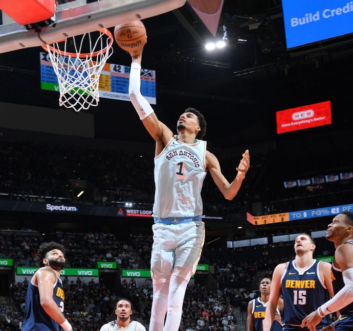 悟空体育-马刺主场胜掘金,全队士气高涨期待新挑战