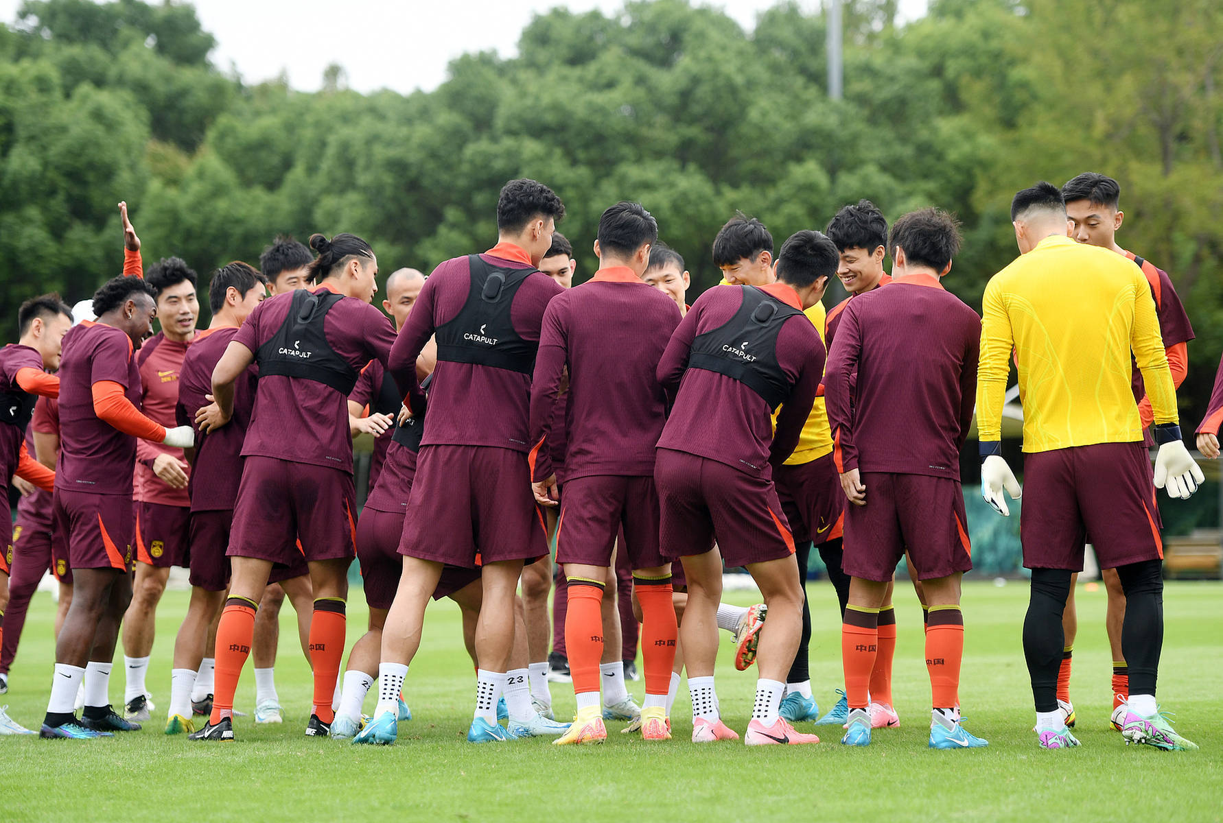 紧张的比赛氛围中,球员们尽展自我风采 紧张的比赛氛围中,球员们尽展自我风采