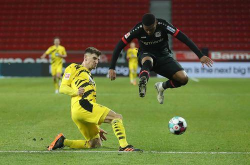 球员在比赛中击溃对手的防守 球员在比赛中击溃对手的防守