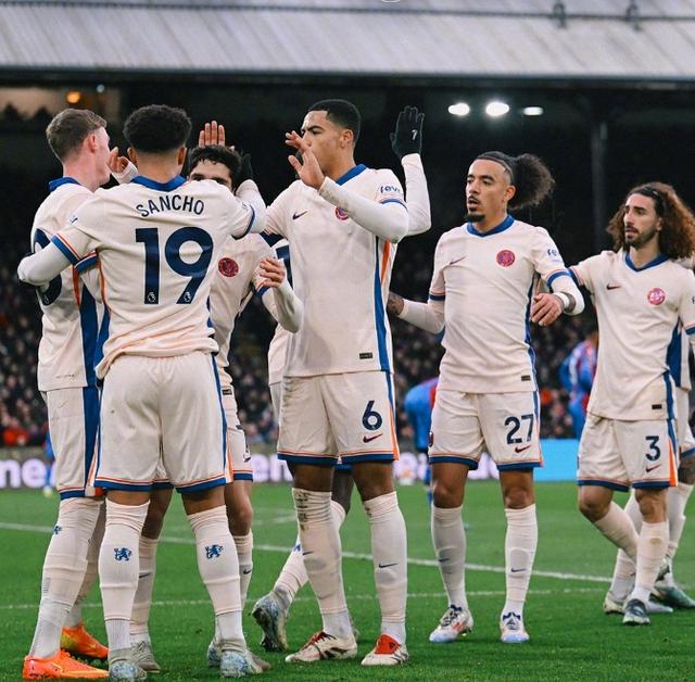 欧洲豪门轰轰烈烈的比赛场面,引发球迷热议 欧洲豪门轰轰烈烈的比赛场面,引发球迷热议