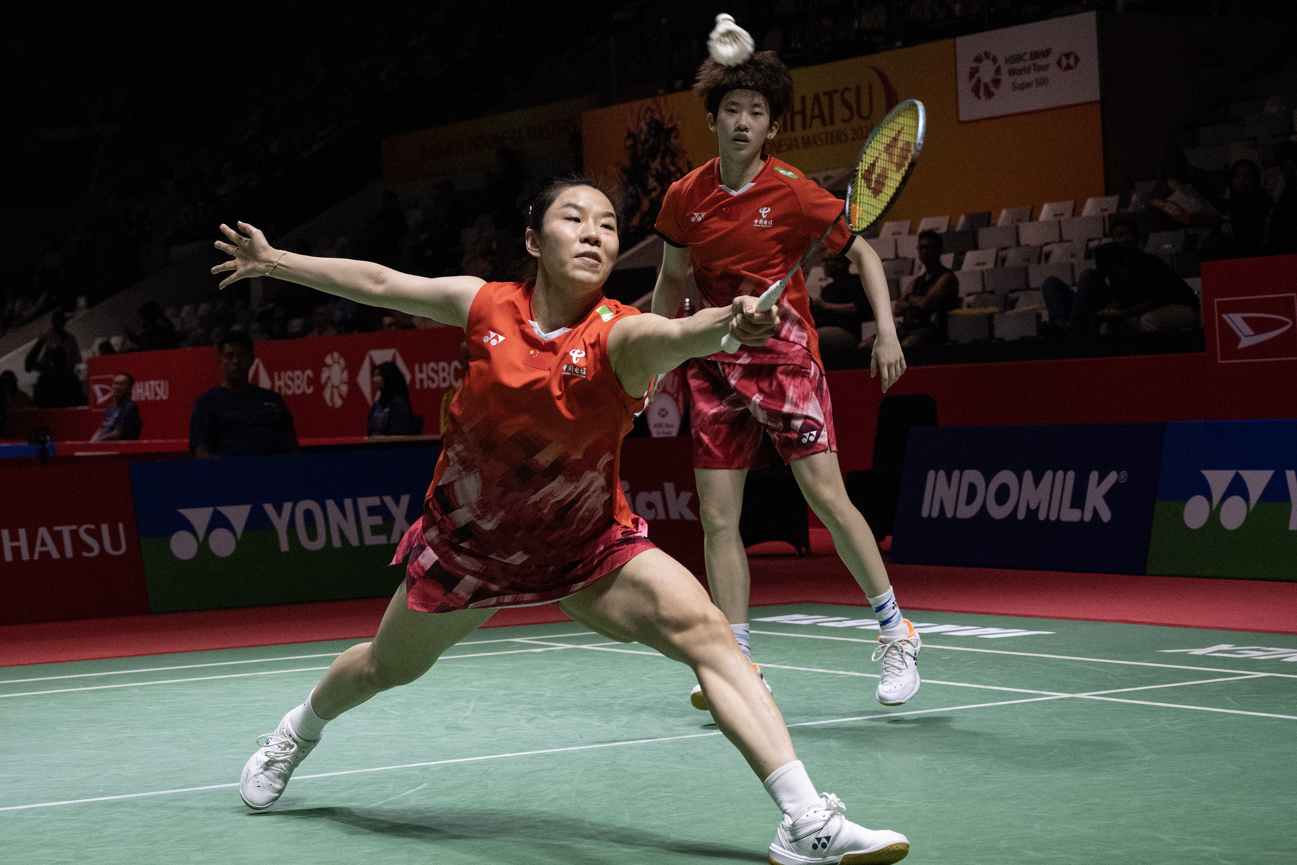 赛场对决!羽毛球比赛中选手技压对手 赛场对决!羽毛球比赛中选手技压对手