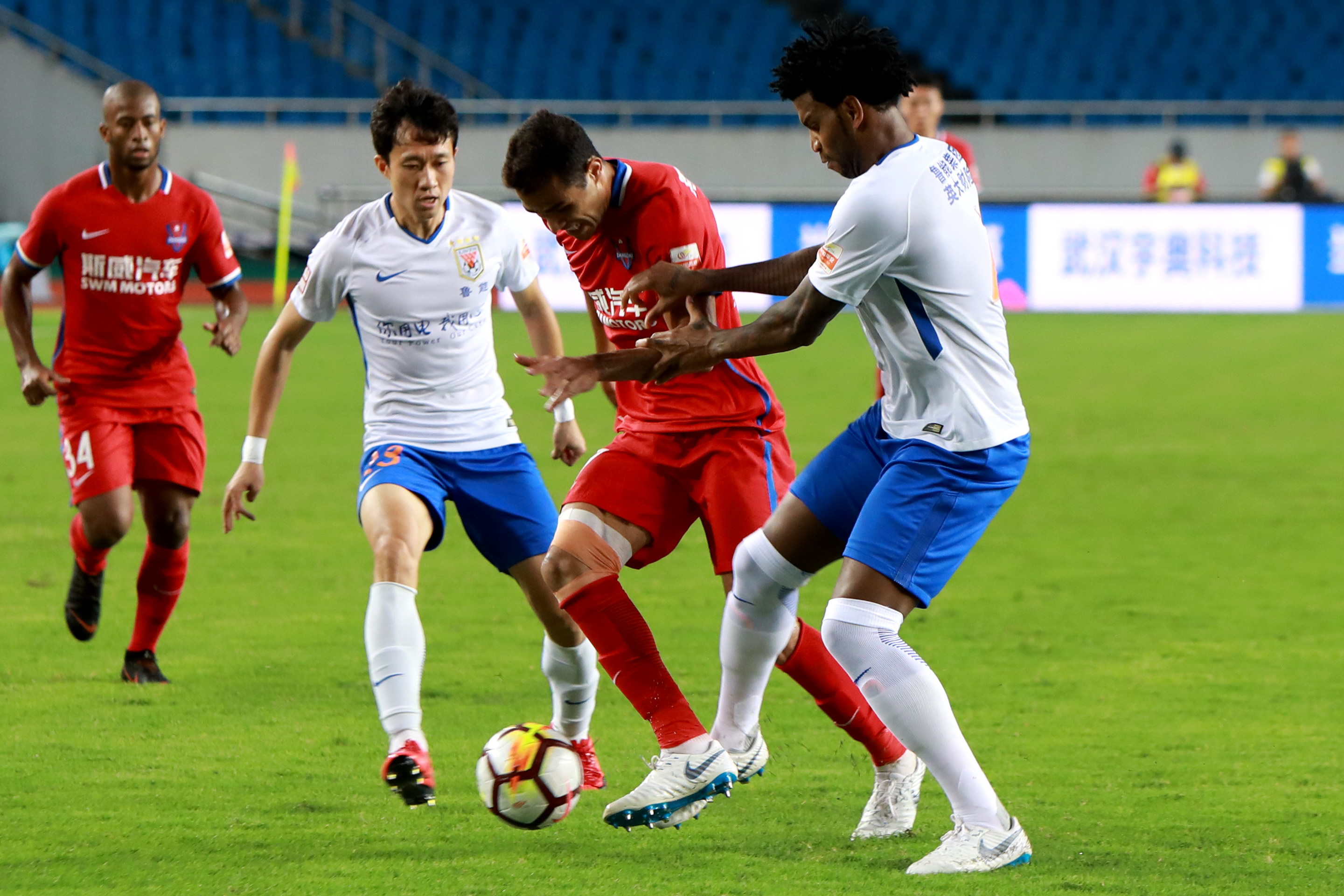 悟空体育-山东鲁能主场战胜重庆斯威，保持领先优势