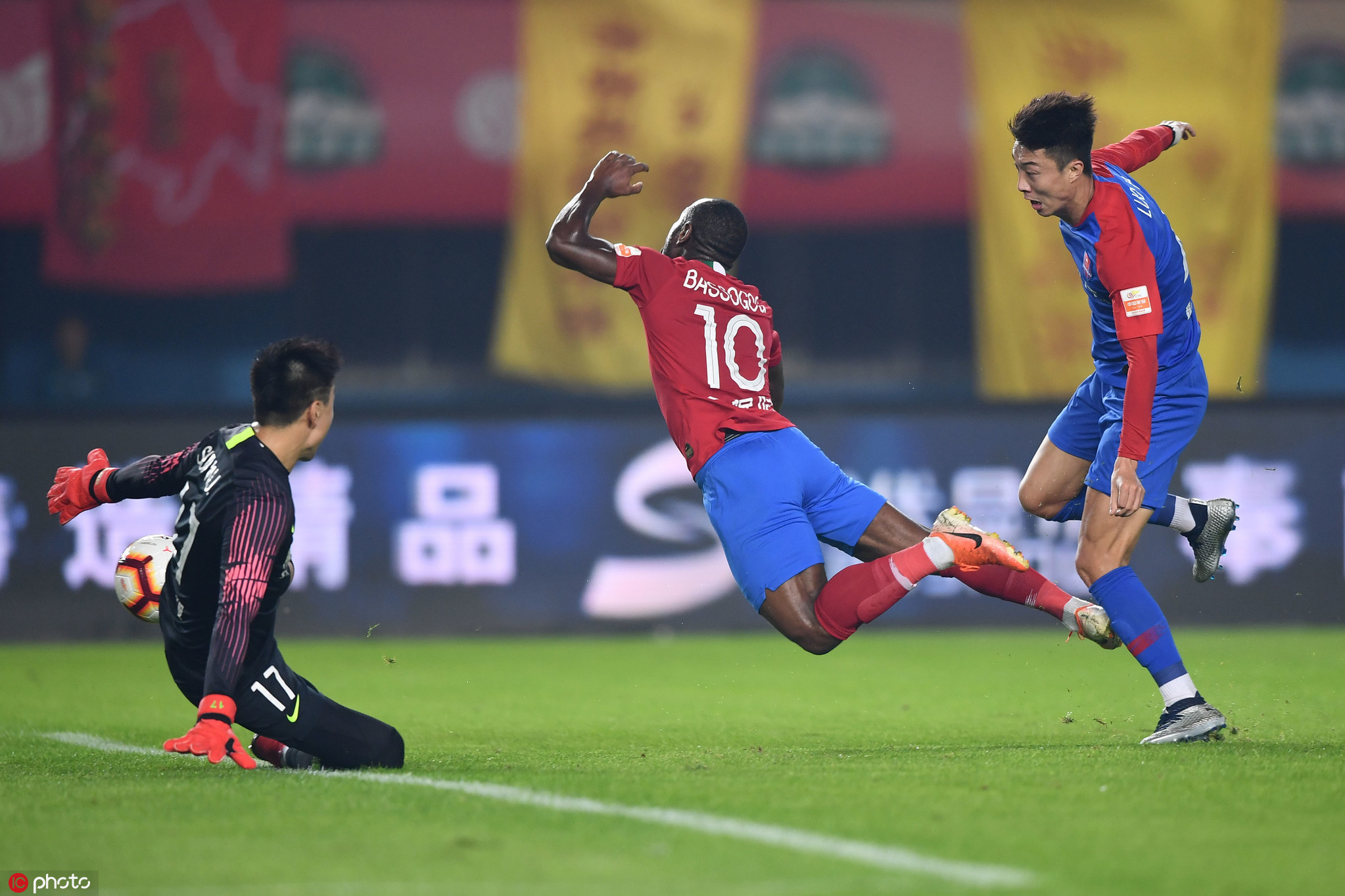 悟空体育官网-重庆斯威主场大胜，疯狂进球喜上眉梢