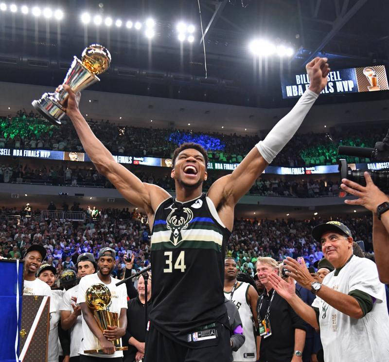 勇士主场惨遭狂扫，雄鹿砍下30+，拒绝败绩