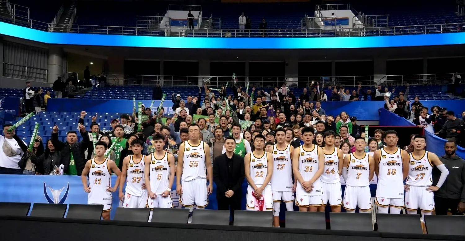 篮球传奇球员为球队助阵,球迷欢呼雀跃 篮球传奇球员为球队助阵,球迷欢呼雀跃