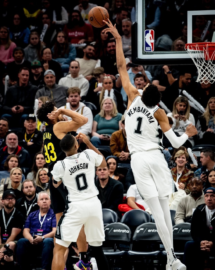 马刺主帅调整战术,带领球队获胜 马刺主帅调整战术,带领球队获胜