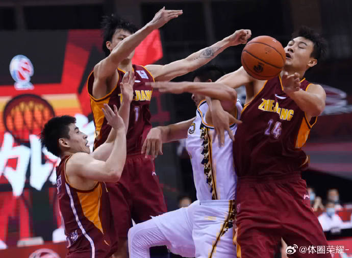 悟空体育-冠军之争激烈升级,强队集体斩获胜利