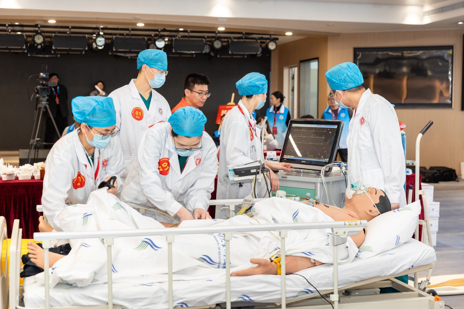 医疗队紧急出手!选手突发状况,紧急就医 医疗队紧急出手!选手突发状况,紧急就医