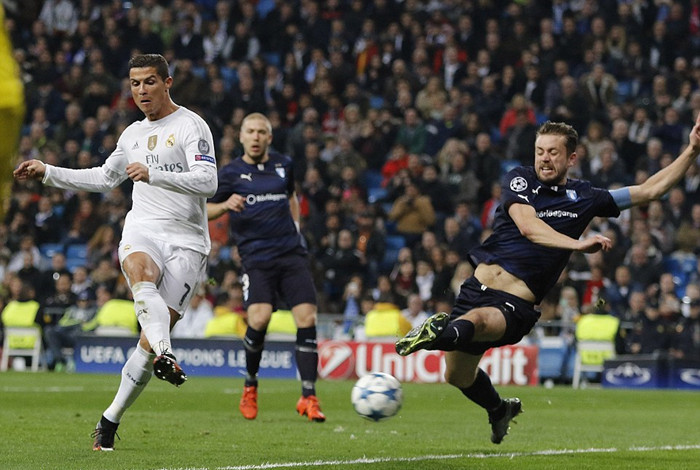 精湛技术让球迷惊叹不已 精湛技术让球迷惊叹不已