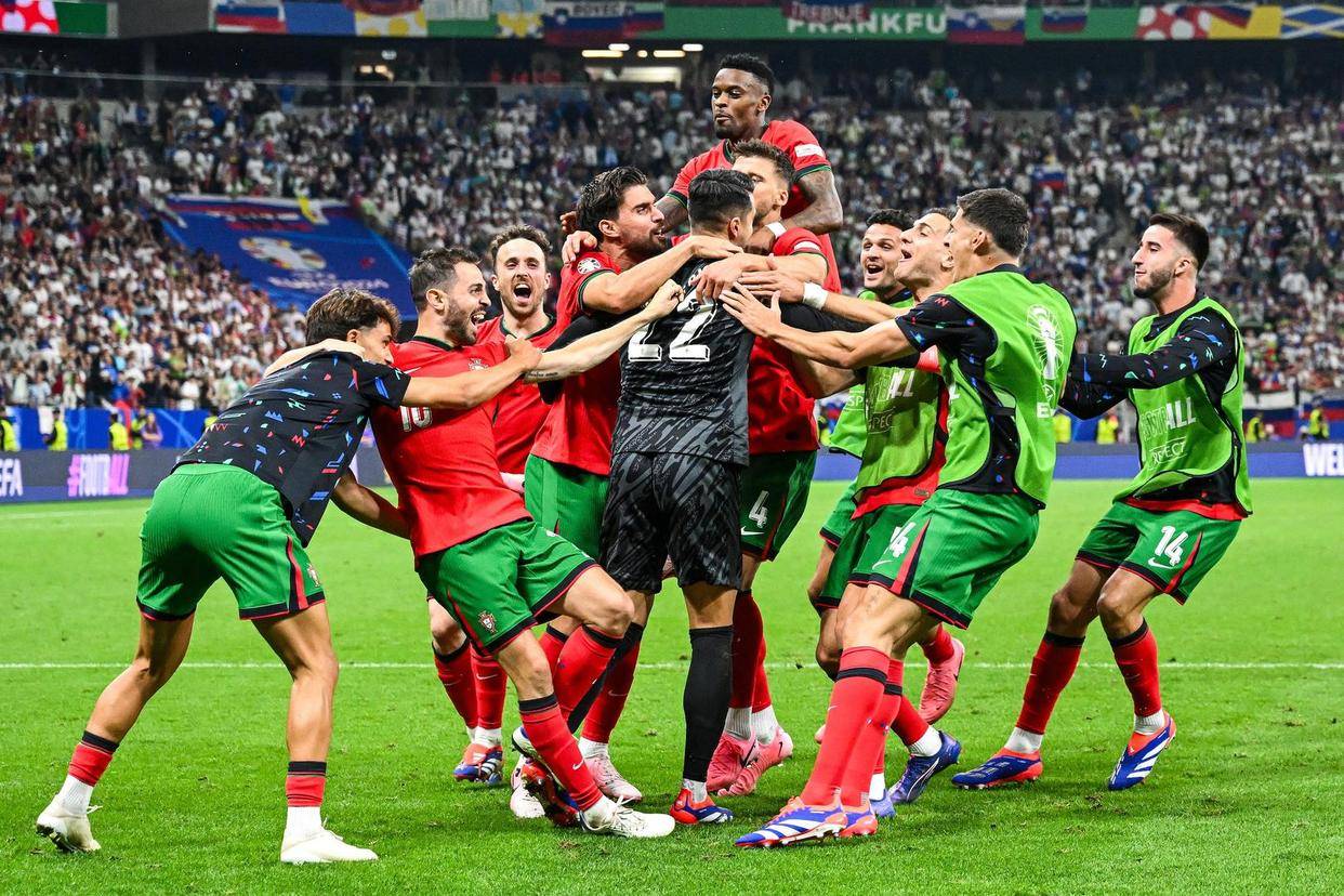 一名球员在比赛中取得帽子戏法,帮助球队获胜 一名球员在比赛中取得帽子戏法,帮助球队获胜