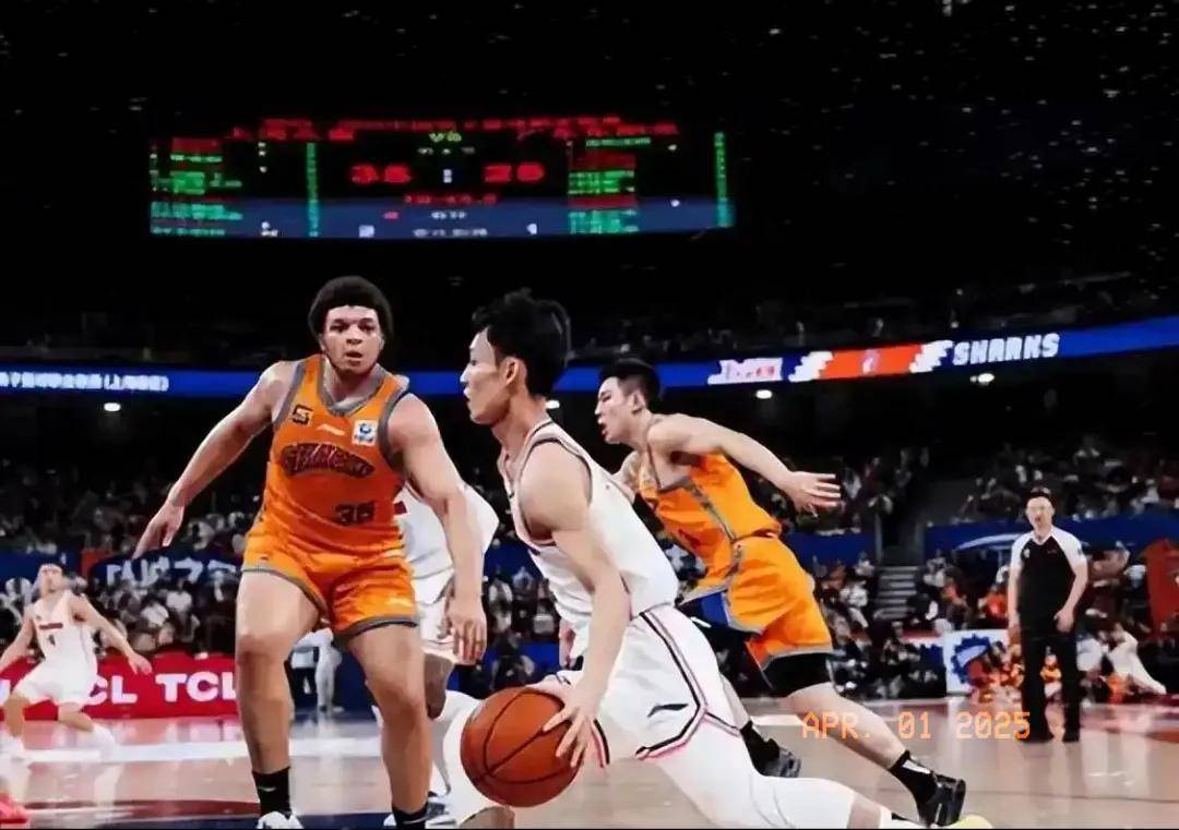 悟空体育-CBA比赛中球队之间的火药味十足