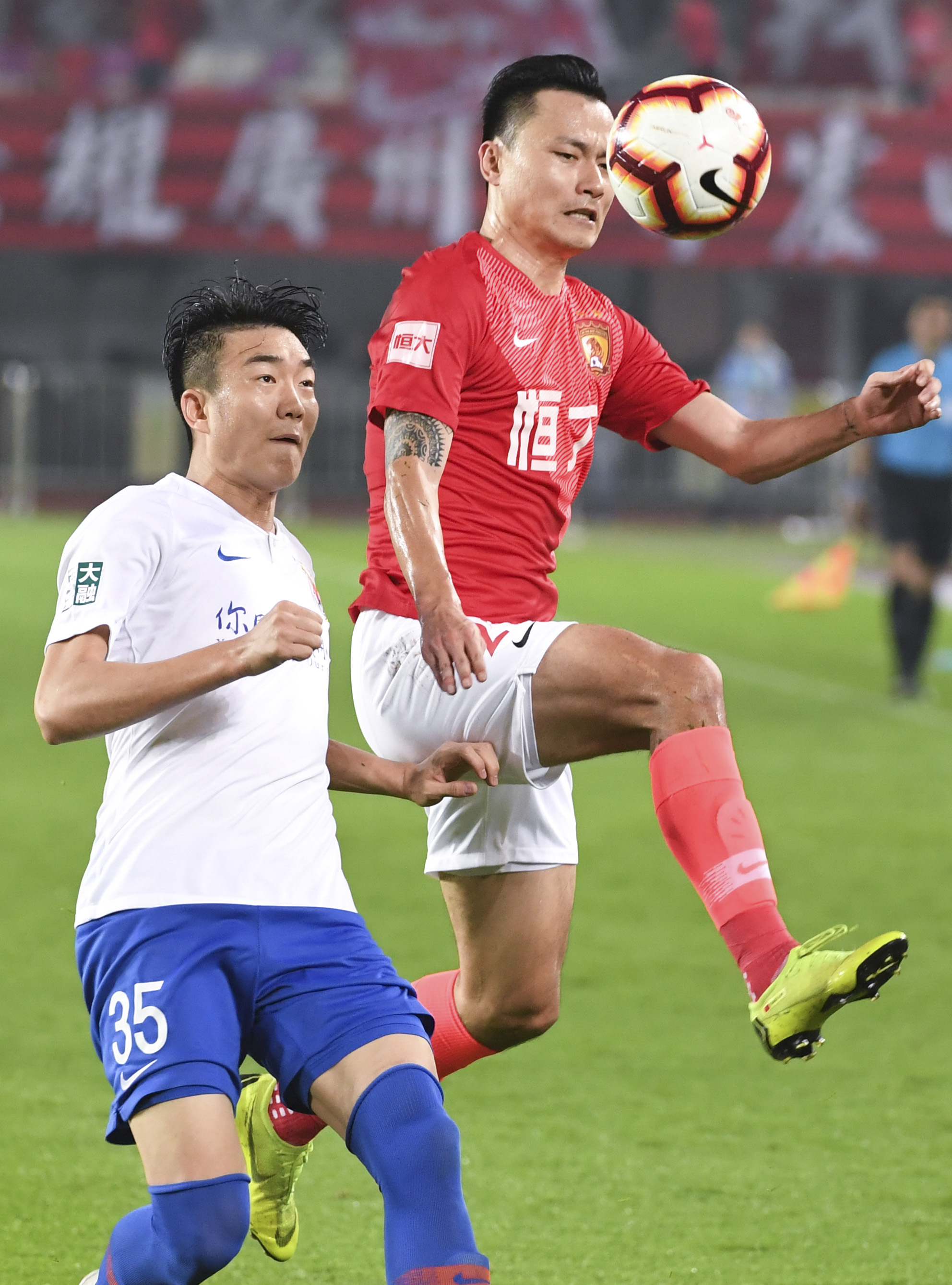 广州恒大客场大胜山东鲁能,稳固领跑地位 广州恒大客场大胜山东鲁能,稳固领跑地位