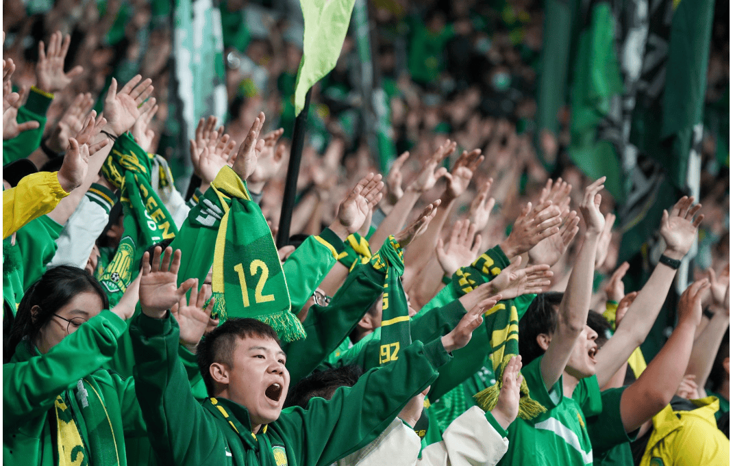 中超比赛现场气氛热烈，球迷呐喊声与球员应战声并鸣