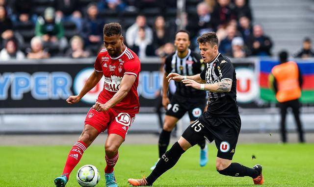 圣埃蒂安主场平局,稳守防线 圣埃蒂安主场平局,稳守防线