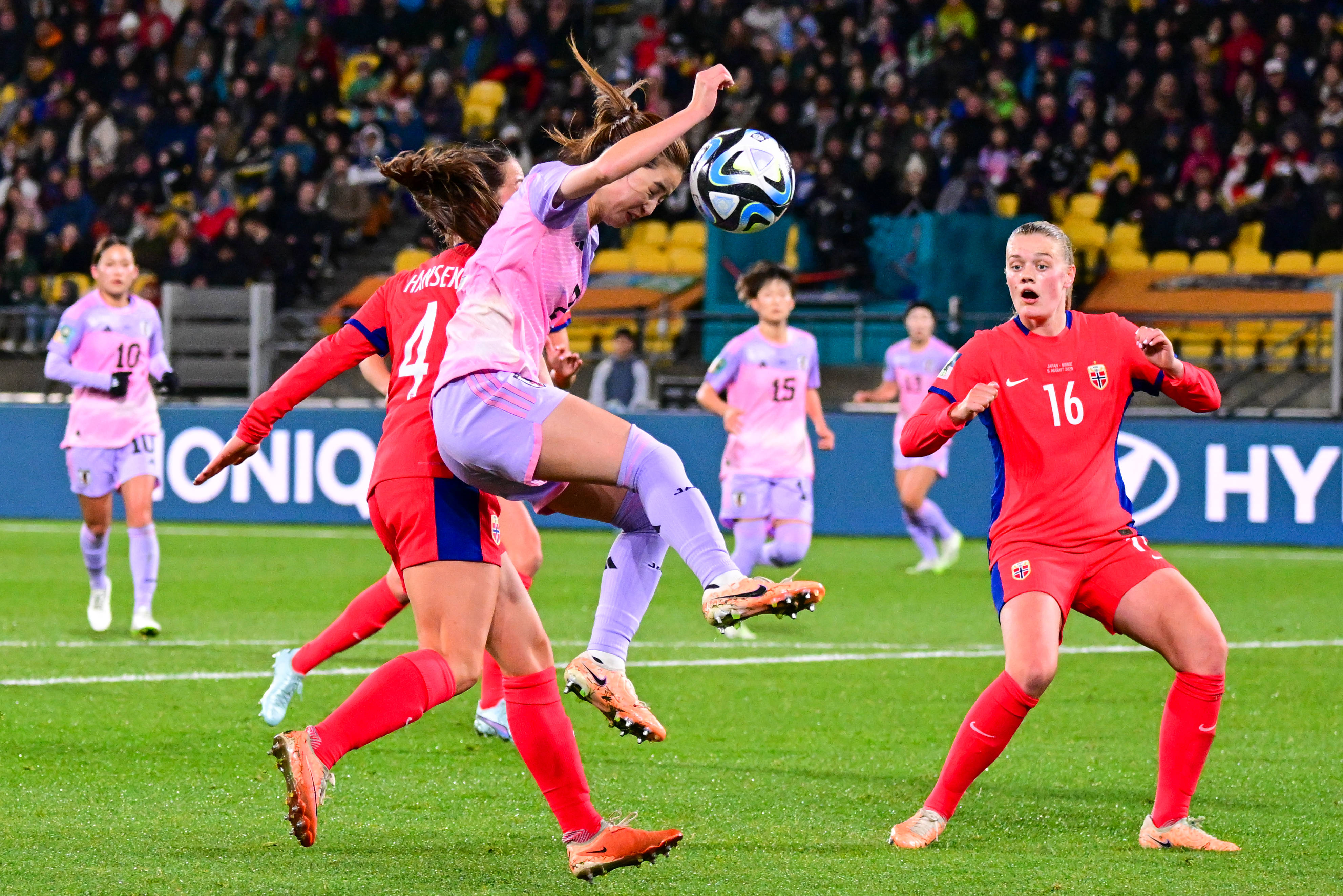 悟空体育-女足球员在比赛中展现出色技艺