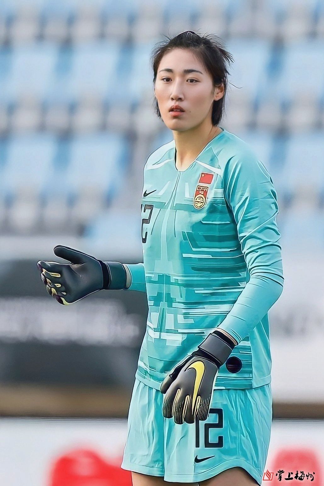 女足球员在比赛中展现出色技艺