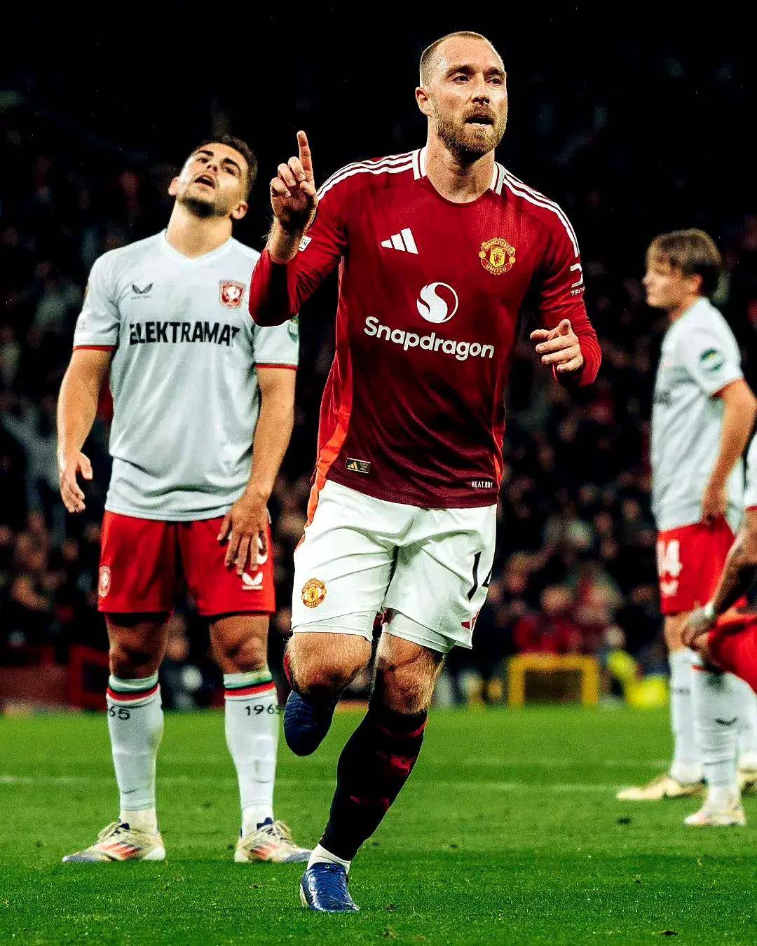 悟空体育官网-曼联主场战胜劲旅,保持不败记录