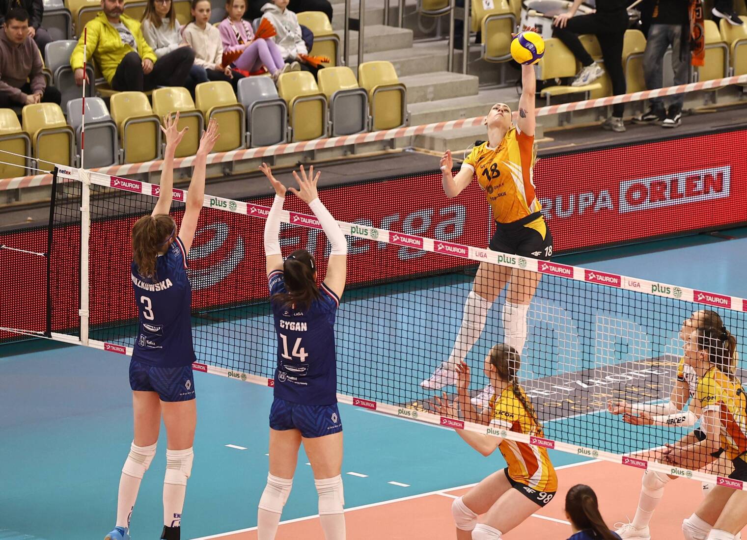 波兰代表团在排球比赛中取得连胜