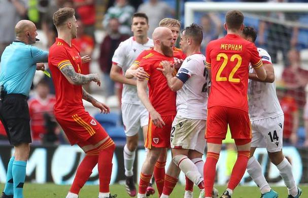 波兰队与对手握手言和，欧预赛出线堪忧