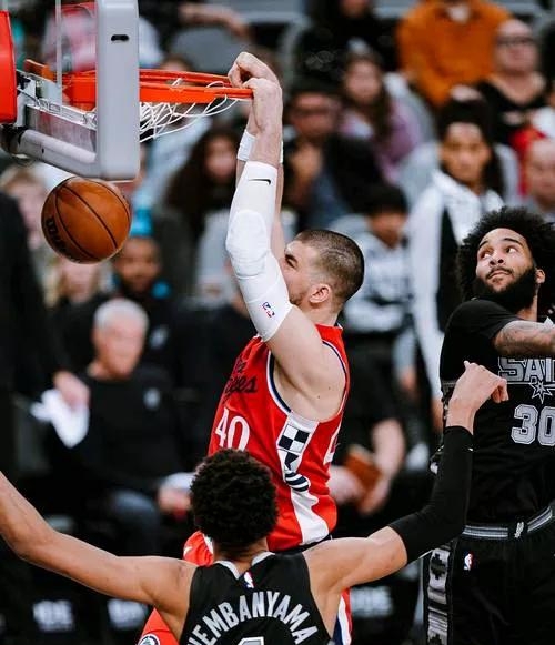 悟空体育官网-快船球员因伤缺席关键对决，暂时困境